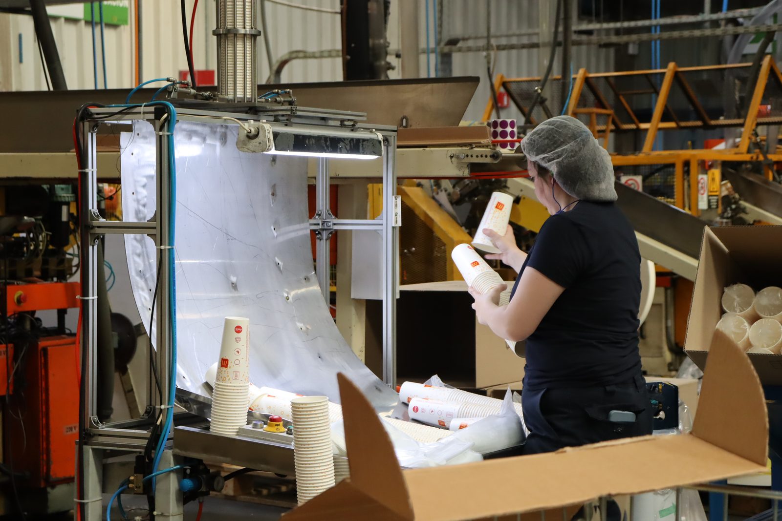 Inspección de calidad de vasos de papel en la planta Foodservice de BOPackaging