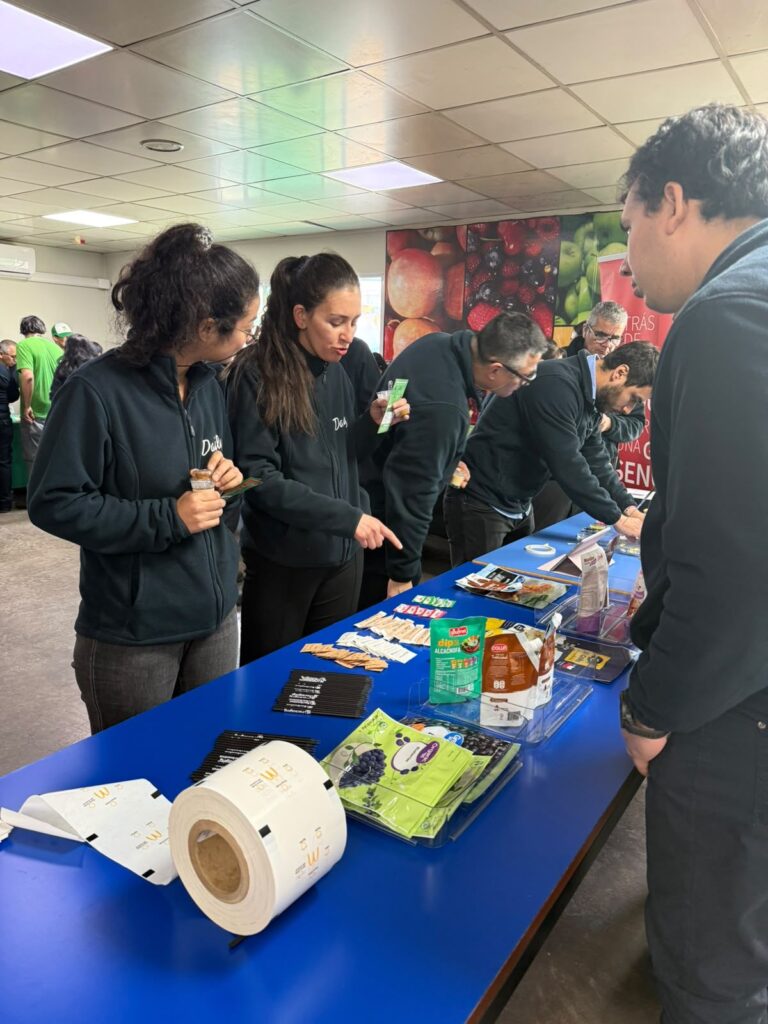 Asistentes al evento de inocuidad de DailyFoods revisando muestras de films y envases de BO Packaging