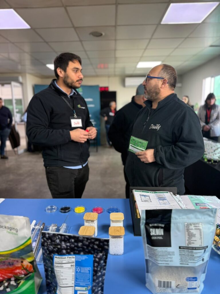 Ejecutivo de BO Packaging conversando con un representante de DailyFoods sobre soluciones de envase