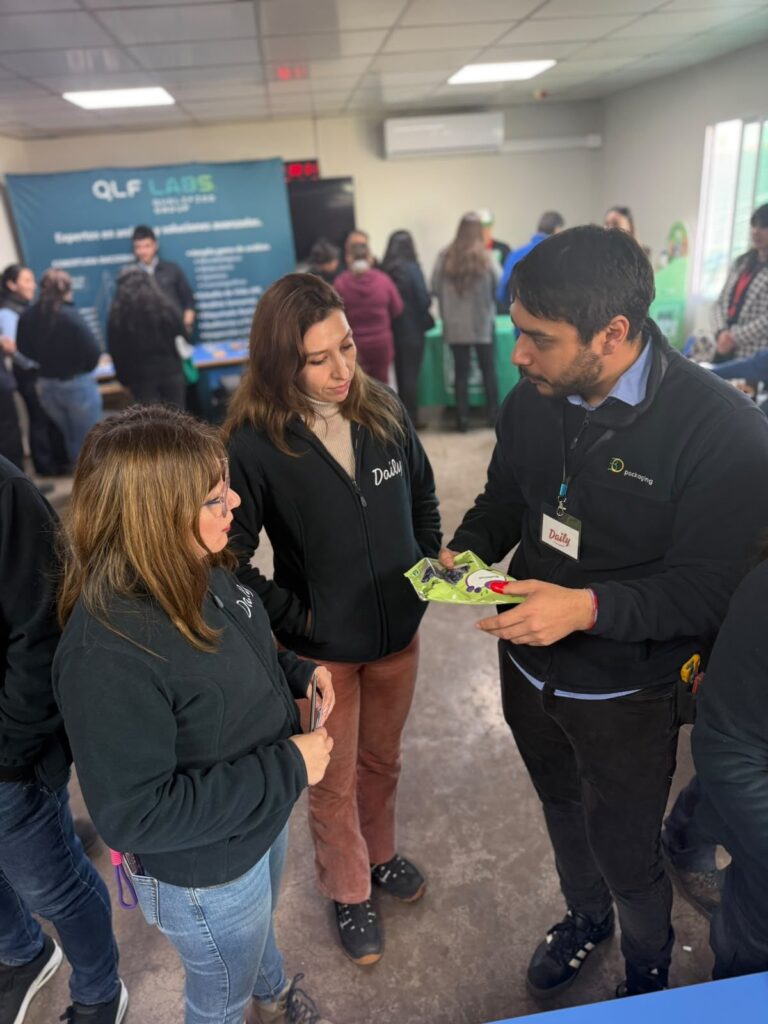 Ejecutivo de BO Packaging mostrando un doypack sustentable a representantes de DailyFoods