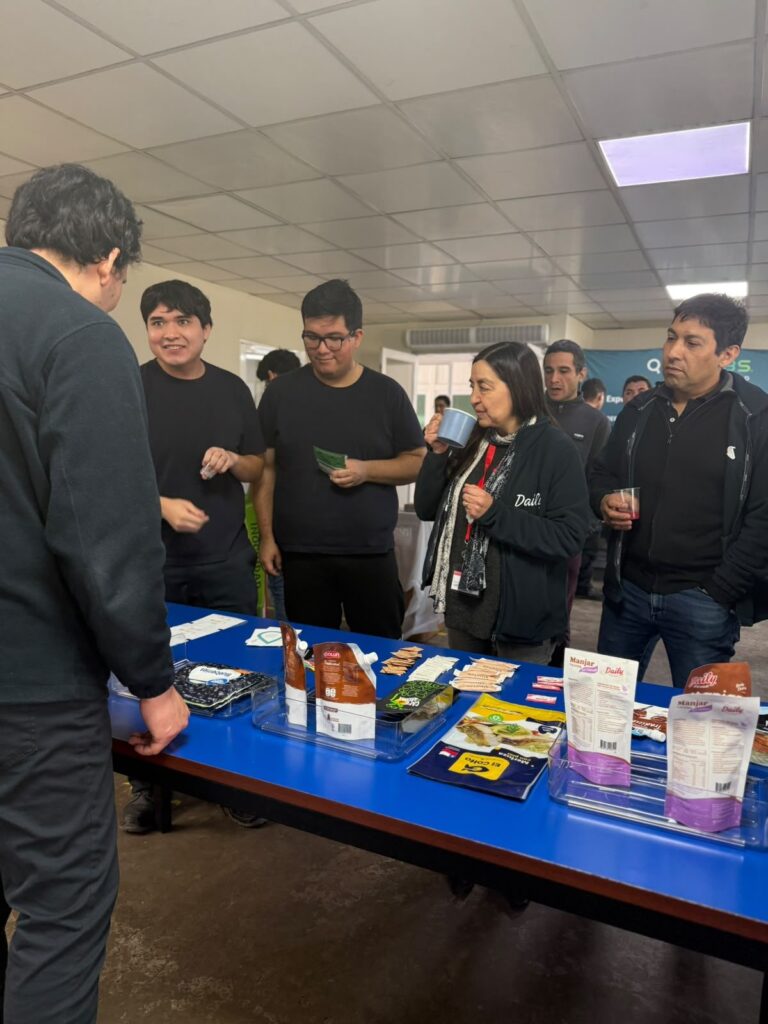 Presentación de muestras de envases de BO Packaging a asistentes del evento de DailyFoods
