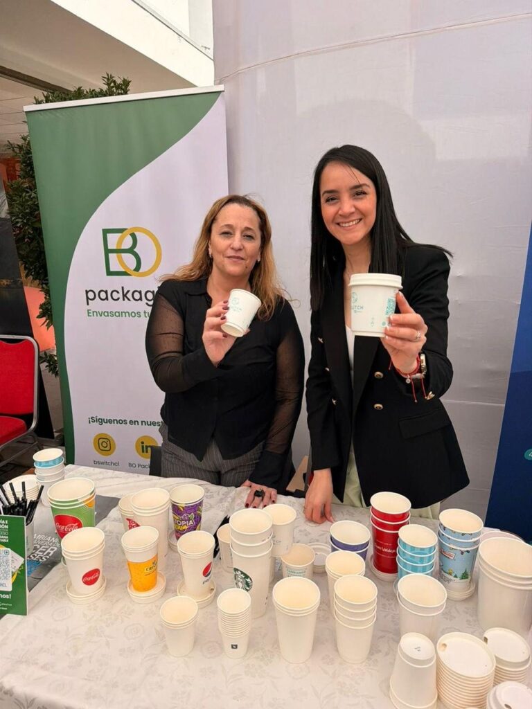 Equipo de BO Packaging y B|SWITCH en su stand de vasos de papel en la Feria de Soluciones Circulares para el Sector Público
