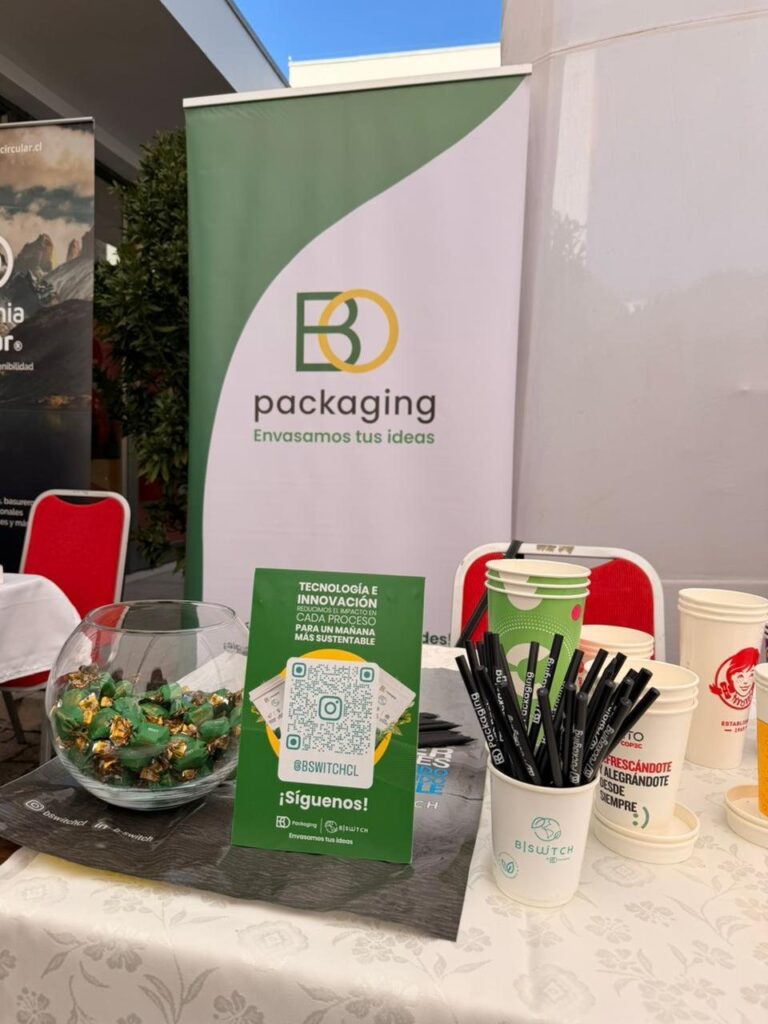 Stand de BO Packaging y B|SWITCH con vasos y sorbetes de papel sustentables en la Feria de Soluciones Circulares